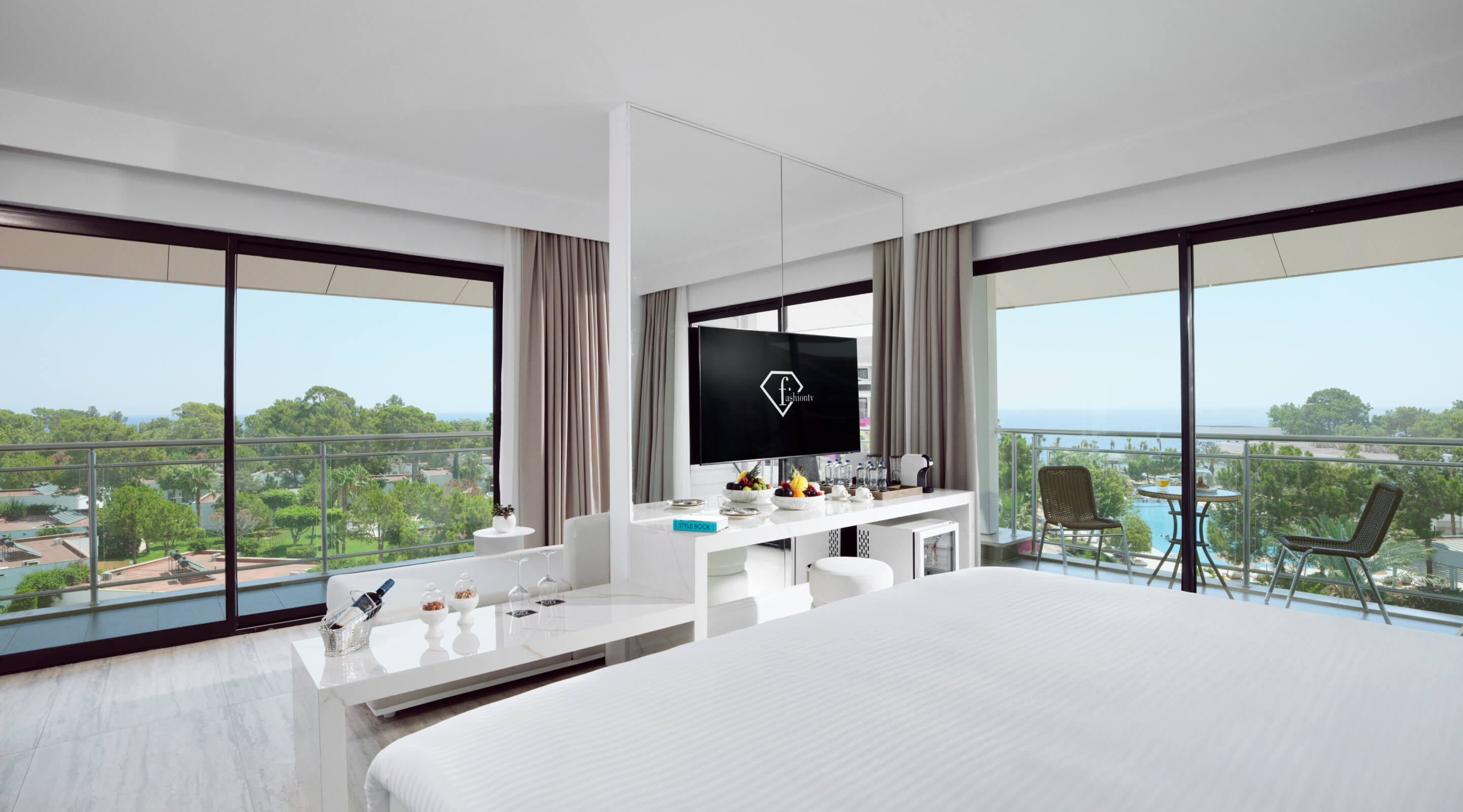 Pearl Corner Room